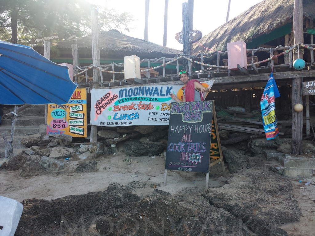 Moonwalk Beach : Happy Hour's